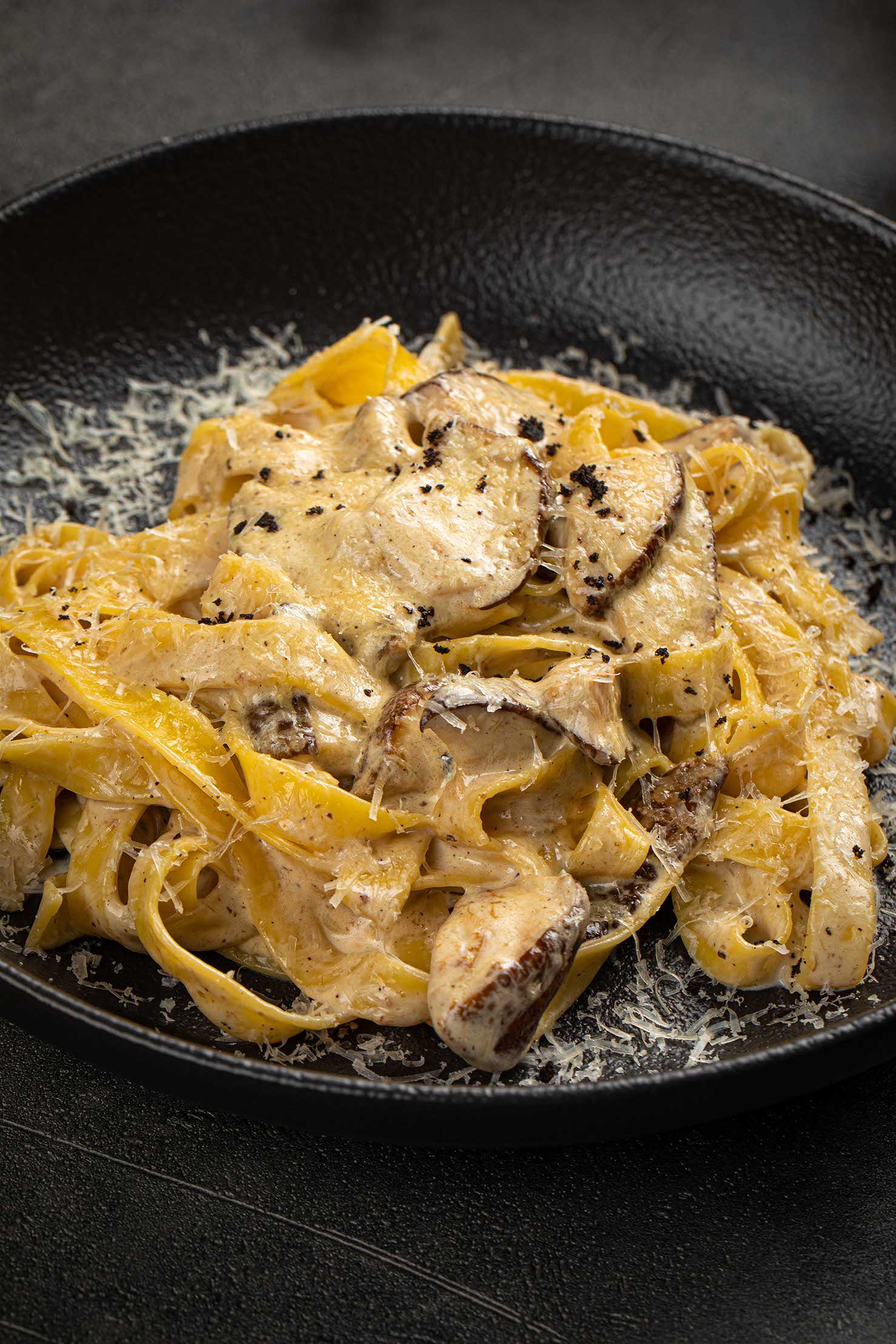 Tagliatelle con salsa cremosa e tartufo